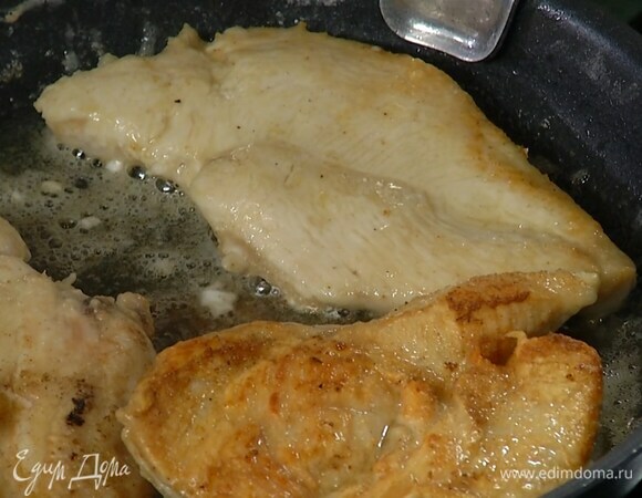 Разогреть в сковороде 1 ч. ложку сливочного и 1 ст. ложку оливкового масла и обжаривать филе до появления румяной корочки.