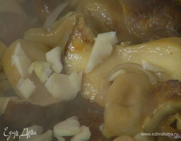 Чеснок почистить, мелко порубить и добавить к грибам.