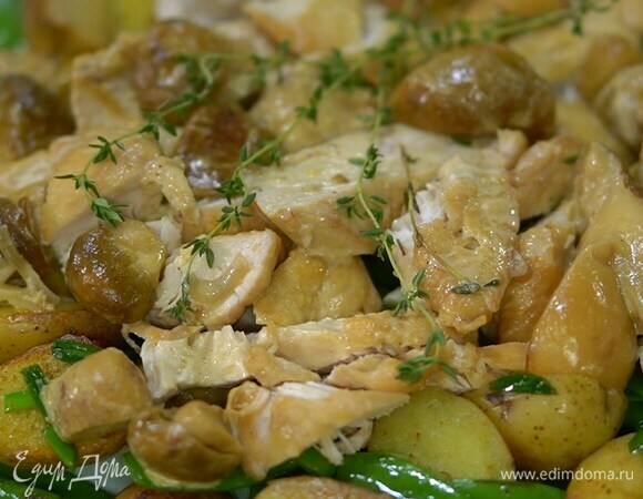 Куриные грудки нарезать и подавать с грибами, картофелем и горошком, украсив оставшимися веточками тимьяна.