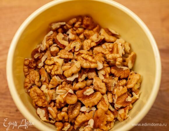 Грецкие орехи очистить.