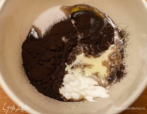 Добавить какао, сгущенное молоко, сметану.