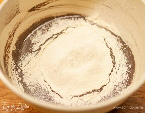 Всыпать просеянную с разрыхлителем муку.