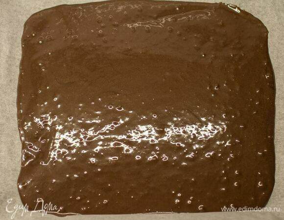 Противень застелить пергаментной бумагой и вылить тесто, распределить ровным слоем.