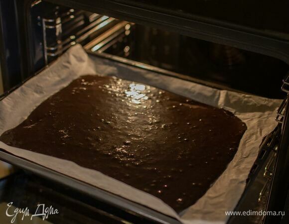 Выпекать при 180°C, готовность проверить деревянной шпажкой. У меня корж выпекался 15–20 минут. Готовый корж достать из духовки и остудить.