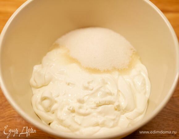 Для крема взбить сахар и сметану.