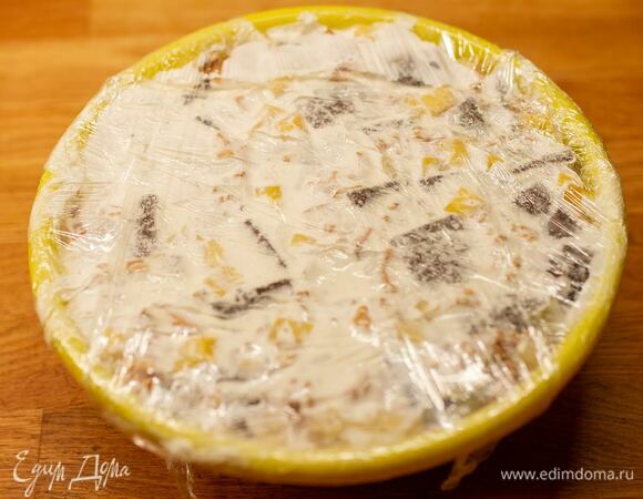 Накрыть сверху пищевой пленкой. Убрать в холодильник на несколько часов.