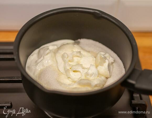 Для глазури смешать сметану, сахар и проварить до закипания. Варить 3 минуты.