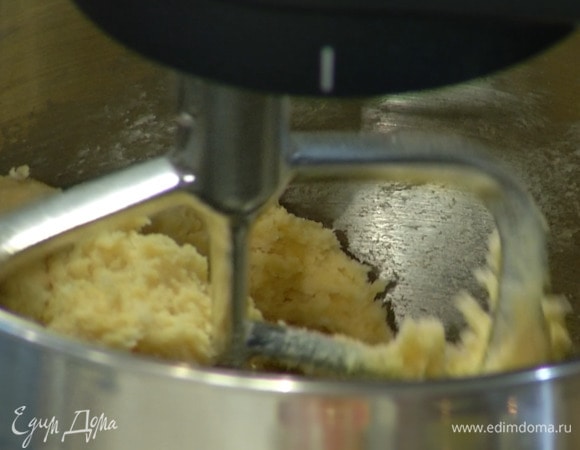 Приготовить песочное тесто: 75 г предварительно охлажденного сливочного масла нарезать кубиками, выложить в чашу комбайна, всыпать муку, сахар, соль, добавить 3 яичных желтка, влить 30 мл ледяной воды и все вымешать.