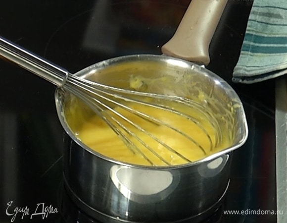 Приготовить крем: в кастрюлю всыпать сахар, влить лимонный сок и ванильный экстракт, добавить крахмал, цедру лимона, оставшиеся желтки и, постоянно перемешивая венчиком, заваривать на маленьком огне, пока масса не загустеет. Снять с огня, добавить сливочное масло и вымешать венчиком, затем остудить.