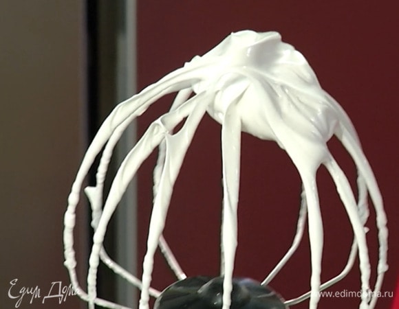 Для меренги в комбайне на высокой скорости взбить яичные белки с солью, затем порциями всыпать часть сахарной пудры, добавить винный камень, всыпать оставшуюся пудру и взбивать 8–10 минут.