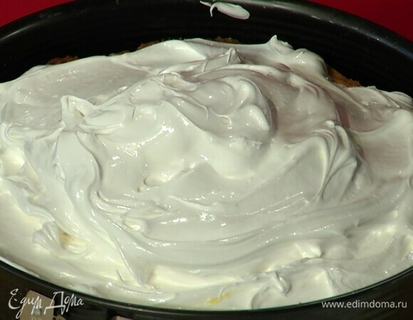 На готовый корж выложить остывший лимонный крем, сверху — взбитые белки.