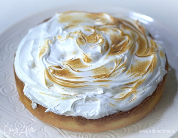 Разогреть в духовке гриль и обжигать белки несколько минут, чтобы получилась меренга.