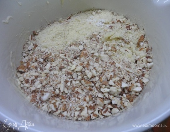 Добавьте яйца и муку, смешанную со специями, орехи, разрыхлитель и перемешайте.