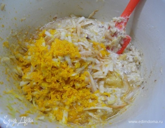 Теперь добавьте коньячно-апельсиновую смесь, яблоки и цедру. Перемешайте.