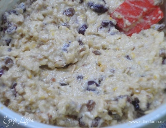 В конце добавляем промытые и высушенные сухофрукты и еще раз тщательно перемешиваем.