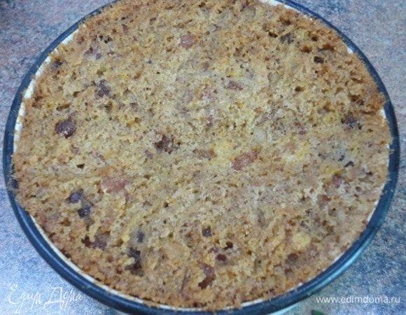 Форму с готовым пудингом осторожно выньте из горячей воды. Снимите крышку из бумаги и фольги и накройте чистой бумагой. Храните пудинг в форме в прохладном месте. Пудинг поднялся до самого края формы, пористый.