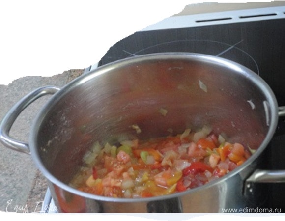 Мясо вынуть. В том же жире обжарить лук до прозрачности, потом добавить перец, помидоры, томатную пасту, посыпать тимьяном и тушить 7 минут. Вернуть мясо в кастрюлю, влить бульон. Довести до кипения, убавить нагрев и готовить 20 минут до полной готовности индейки.