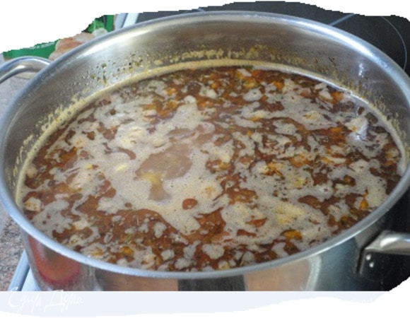 Выложить в суп фасоль и кукурузу, добавить острый красный перец по вкусу, попробовать на соль. Довести до кипения. Выключить нагрев и оставить на плите на 15 минут настояться.