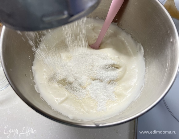 Яйца взбить с сахаром, пока масса не увеличится втрое. Смешать муку, крахмал и разрыхлитель. В три приема аккуратно вмешать все в яичную смесь cнизу вверх.