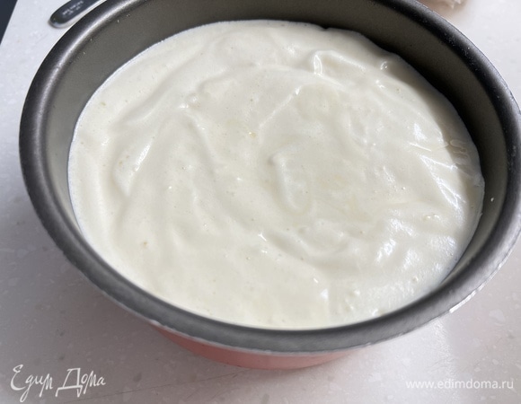 Сливочное масло растопить и соединить с теплым молоком. Две столовые ложки теста смешать с молоком и маслом, добавить к бисквитному тесту и аккуратно смешать.