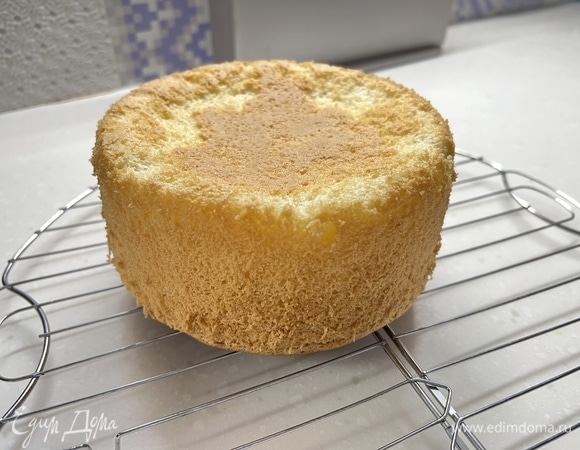 Тесто вылить в разъемную форму диаметром 18 см. Выпекать около 30 минут при 160°C до пробы на сухую палочку. Остудить.