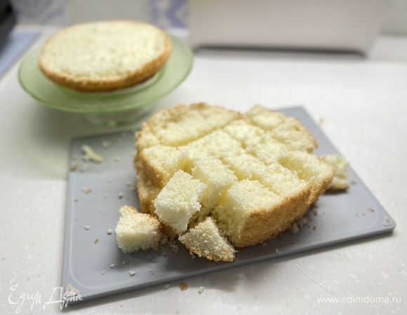 Срезать верхушку бисквита, остальное нарезать на кубики.