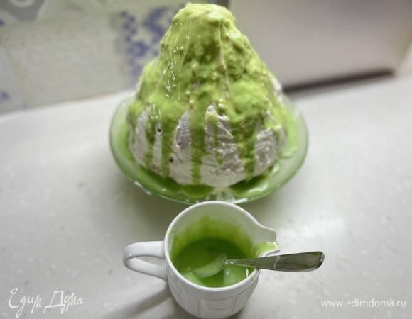 Горку смазать оставшимся кремом и полить готовой глазурью зеленого цвета. Украсить новогодними посыпками.