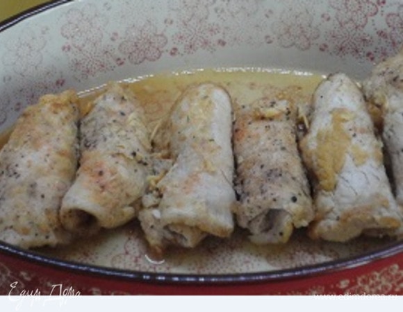 Чеснок истолочь или натереть на терке (если нет свежего чеснока, воспользуйтесь чесночными гранулами). Смазать им одну сторону каждого кусочка и свернуть рулетиком. Закрепить шпажками. Уложить в форму для запекания. В сковороду, где обжаривалось мясо, влить несколько ложек воды и все вместе вылить в форму с рулетиками. Накрыть фольгой и поместить в духовку на 20 минут при температуре 200–220°C.