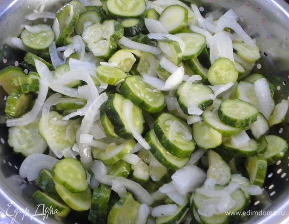 Лук нарезать полукольцами, огурцы кольцами. Обильно посолить и оставить ингредиенты на сутки. Затем откинуть на дуршлаг, выделившийся сок сохранить. Огурцы разложить по банкам. Добавить чеснок и перец чили.