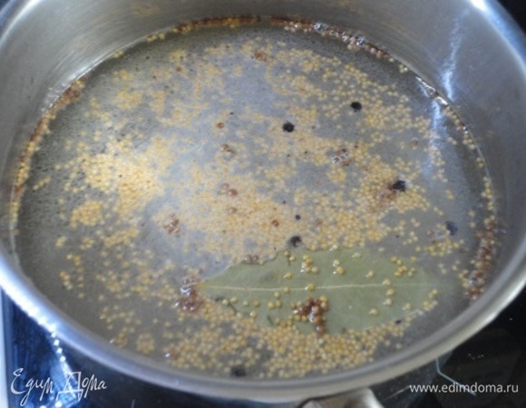 Маринад довести до кипения.