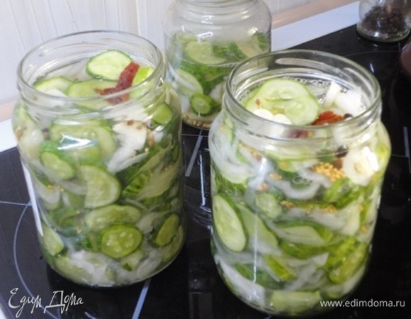 Залить маринадом огурцы. Остаток не стерилизововать, а просто оставить в холодильнике на неделю. 