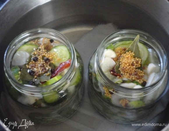 Горячим маринадом залить огурцы и стерилизовать 10 минут. Банки перевернуть и дать остыть при комнатной температуре.