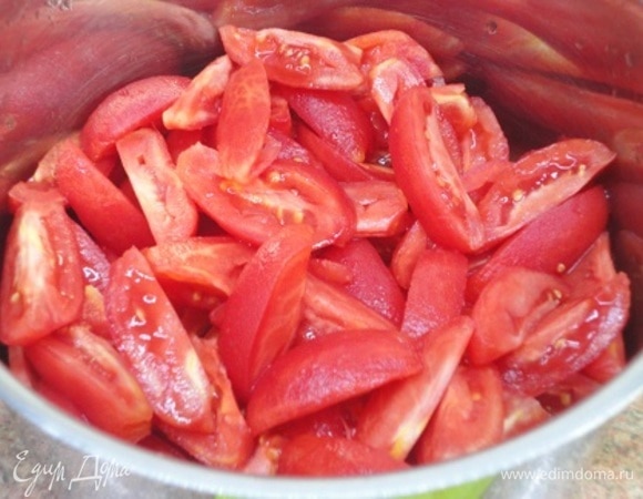 С помощью кипятка очистить помидоры от кожицы, нарезать на четвертинки.