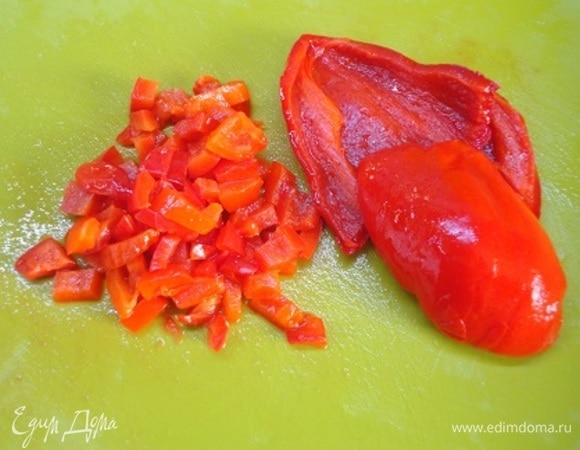 Перец запечь в духовке, очистить от кожицы и мелко нарезать.