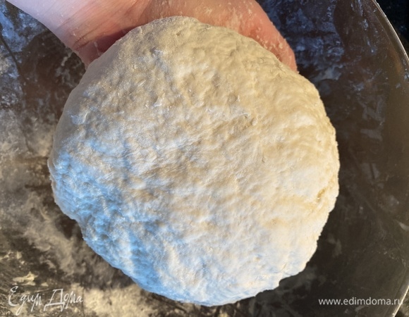 Отвариваем картофель для пюре, обязательно надо посолить. Картофель отварился, сливаем воду, добавляем кусочек сливочного масла, молоко и разминаем толкушкой. Отставляем до полного остывания.<br />
<br />
Приступаем к тесту. Просеиваем в миску муку, делаем в муке углубление и насыпаем в него соль, сахар и сухие дрожжи. Перемешиваем рукой. Молоко немного подогреваем в микроволновке, но не до кипения. Вода должна быть комнатной температуры. Вливаем молоко и воду по очереди небольшими порциями в муку. Замешиваем тесто. Тесто получается достаточно эластичным и мягким. Когда тесто хорошо вымешано, добавьте растительное масло. Обмазываем наше тесто, немного обминаем его, накрываем миску полотенцем и ставим в теплое место где-то на 1 час, но у меня всегда через 30 минут уже поднимается.