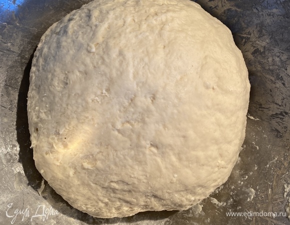 Прошел 1 час. Тесто увеличилось в размере в 3 раза. Делим его на 3 части. 2 части накрываем пищевой пленкой.