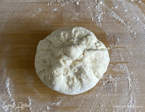 На стол или большую доску насыпаем немного муки. Готовим первый пирог. 1/3 картофеля перекладываем в миску, к нему добавляем 1/3 часть тертого сулугуни. Перемешиваем и делаем шар. Размер начинки должен соответствовать размеру теста. Шарик из теста немного разминаем рукой, в середину кладем шарик с начинкой, подбираем края теста кверху (как хинкали). Придавливаем немного и переворачиваем швом вниз. Придавливать руками начинаем с середины и потихоньку передвигайте начинку внутри к краям.