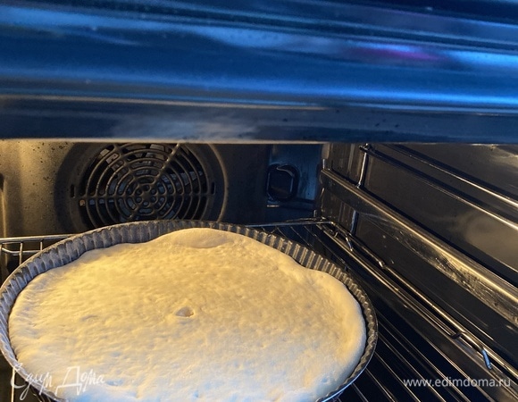 Выпекаем 10 минут до румяной корочки при температуре 230°C. Готовый пирог обильно смазываем сливочным маслом. То же самое проделываем с оставшимися ингредиентами.