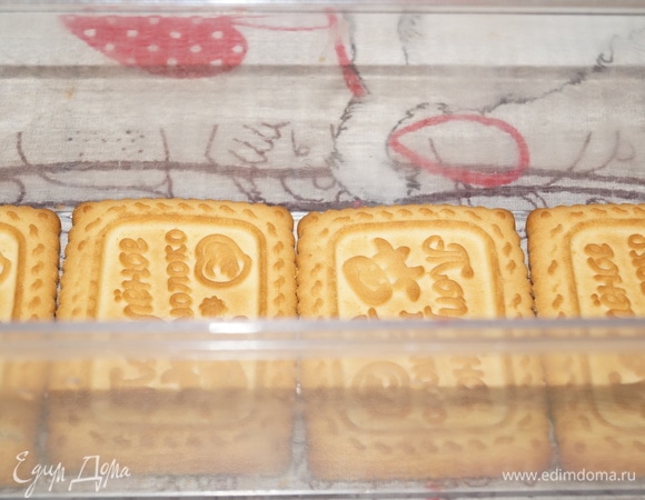 Найдите подходящую форму, можно квадратную, у меня прямоугольная. Выложите в форму первый ряд печенья.