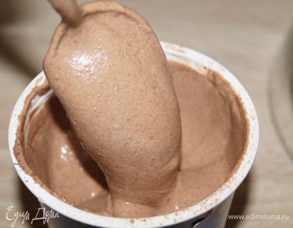 В банку со сметаной добавьте сахар, какао, перемешайте все ложкой до растворения сахара. Крем должен получиться блестящий, ароматный, однородный, со вкусом шоколада.