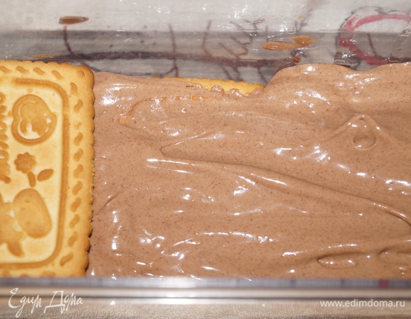 Сверху ягод положите второй слой печенья, намажьте его кремом, берите чуть меньше половины крема, пусть протечет вниз.