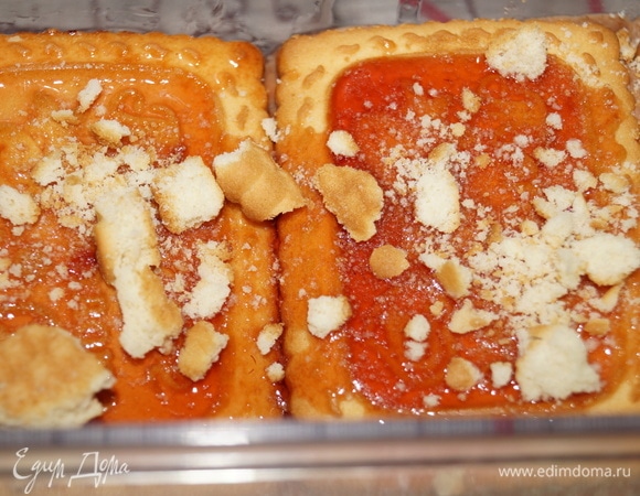 Накрошите в сироп оставшиеся печенья, сверху все равномерно смажьте остатками сметанного крема.