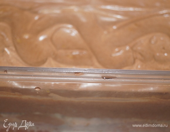 Накройте форму крышкой или пищевой пленкой, поставьте десерт в холодильник на ночь, утром угощение будет готово. Такой тирамису с каждым днем становится только вкуснее.