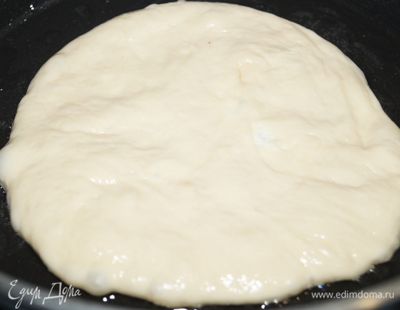 Я формовала лепешки руками в перчатках. Сформуйте лепешки, заверните в них начинку, собирая тесто сверху начинки, переверните колобок на шов теста, раскатайте его в лепешку. Я ровняла лепешки руками, мне так было удобнее.