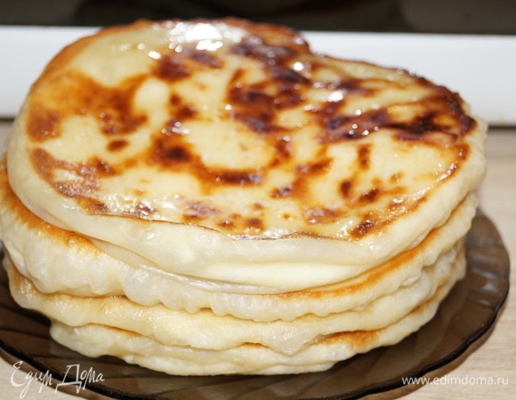 Когда пожарите все лепешки, разрежьте их на четыре части.