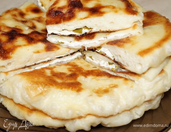 Остатки лепешек храните в холодильнике, разогревайте их в сковороде или в микроволновке.