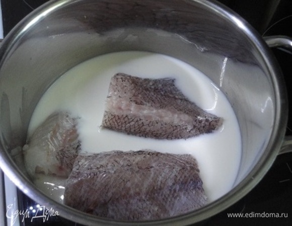 Рис отварить, как на гарнир, рассыпчатый. Выложите рыбу в кастрюлю с молоком и готовьте при слабом кипении, пока мякоть не будет отделяться от кости при касании вилкой. Время готовки зависит от толщины филе рыбы. Выньте рыбу из кастрюли и дайте стечь молоку.