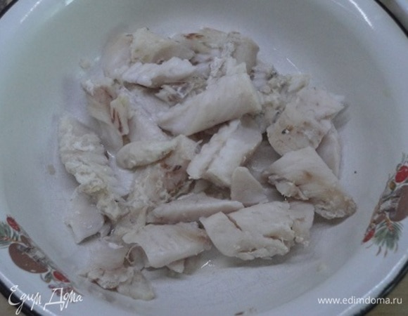 Остудите до состояния, когда рыбу можно очистить от кожи и разобрать на крупные хлопья, удаляя кости.