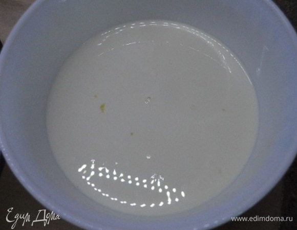 В отдельную чашу разбейте яйца, добавьте сливки и слегка перемешайте с помощью вилки.