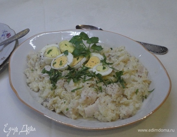 Сохраняя низкий нагрев основного блюда, влейте в рис яичную смесь и продолжайте готовить, время от времени аккуратно перемешивая, пока яйца слегка схватятся, примерно 5–6 минут. Уберите блюдо с плиты и подавайте на теплых тарелках с петрушкой и сваренными вкрутую яйцами.